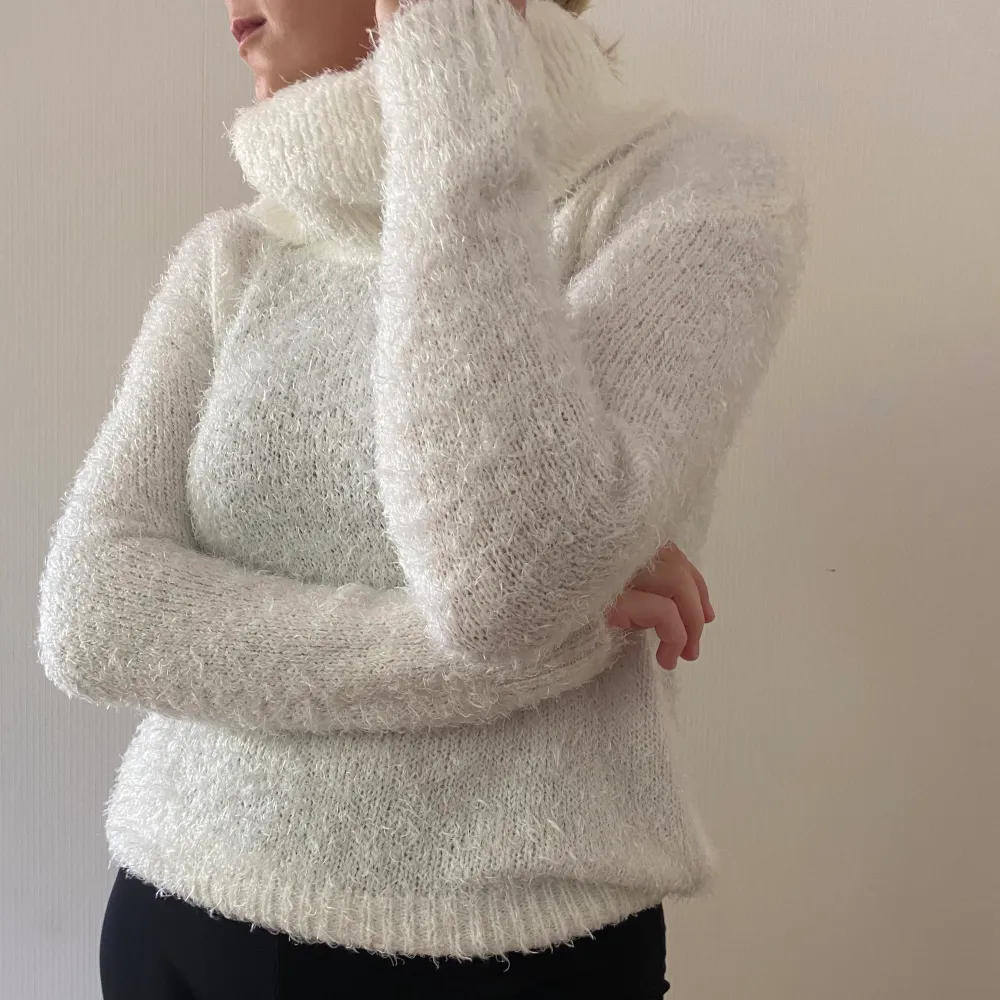 Fluffig och supermysig vit tröja från Lindex i storlek S. Sitter snyggt oversized och passar perfekt på hösten / vintern. Älskar denna men har två liknande så får ej så mycket användning av denna tyvärr. 😇😇. Stickat.