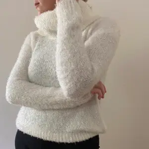 Fluffig och supermysig vit tröja från Lindex i storlek S. Sitter snyggt oversized och passar perfekt på hösten / vintern. Älskar denna men har två liknande så får ej så mycket användning av denna tyvärr. 😇😇