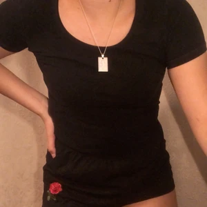 Svart newbody t-shirt - En svart t-shirt från newbody i storlek S... ⚡️  Kolla gärna in resten i min profil 🌎 Pris går att diskuteras!  Köpare står för frakt  📦 (44kr) totalt- 74 kr  