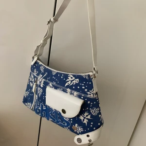 Trendig axelväska - Köpt i vintagebutik för ett par hundra för länge sedan men inte kommit till användning. Tror ej att den är äkta men är  skit snygg och rymlig som passar till nästan alla outfits. Buda i kommentarerna💕 + 65kr frakt. Högsta bud nu 300kr 