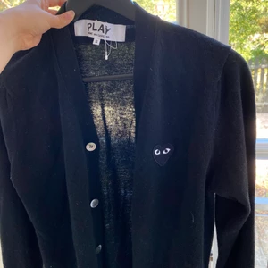 Oanvänd comme des garcons kofta - Oanvänd skit snygg comme des garcones kofta köpt i Paris. 