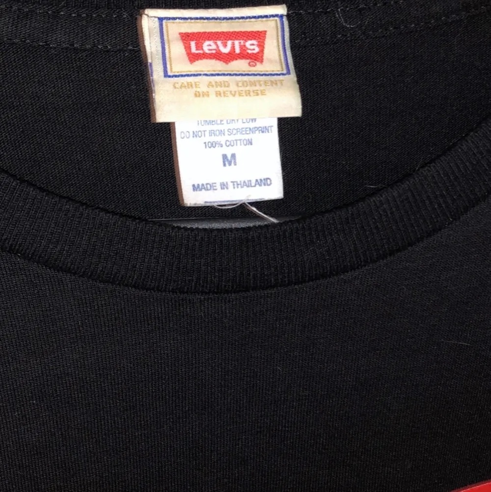 En Levis t-shirt i storlek M, vet ej om den är äkta. ⚡️  Kolla gärna in resten i min profil 🌎 Pris går att diskuteras!  Köpare står för frakt  📦 (44kr) totalt- 84kr . T-shirts.