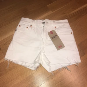 Levis shorts - Helt nya högmidjade vita Levis shorts, med fransar ner till. Säljer pågrund av fel storlek💕