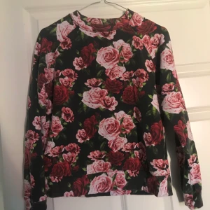 Tjocktröja - Jättesnygg tjocktröja från carlings i fint skick. Fraktar eller möts på södermalm