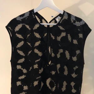 Cool Blus från & Other Stories - svart blus med meshliknande mönster, passar de flesta storlekar! 
