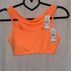 Orange bikini - Oanvänd orange bikini i strl 36. Överdelen känns mer som strl 34