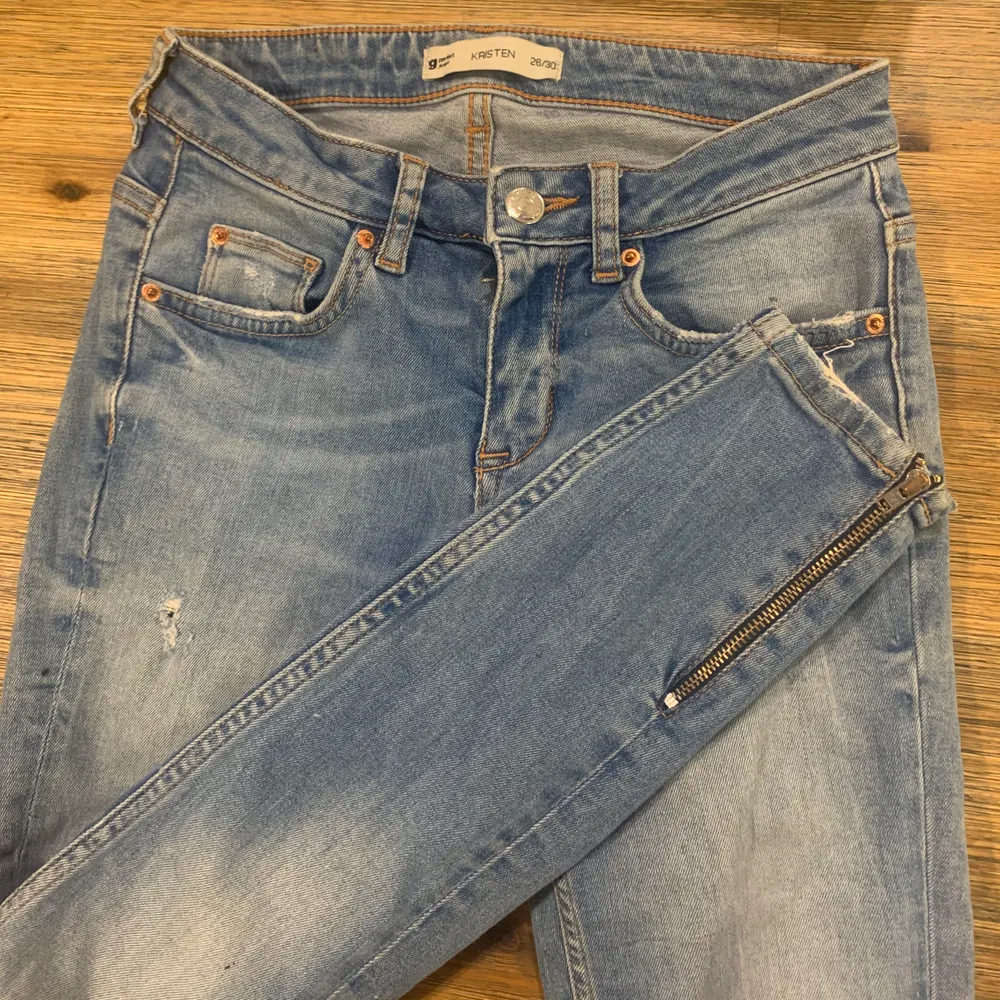 Jeans med slitningar från Gina Tricot i modell Kristen. Måttligt använda så i bra skick. Storlek 26/30. Frakt tillkommer💋. Jeans & Byxor.