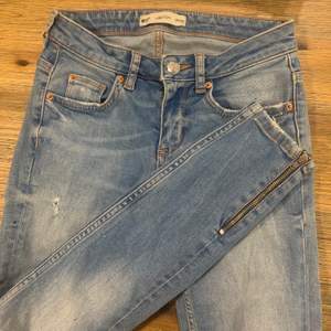 Jeans med slitningar från Gina Tricot i modell Kristen. Måttligt använda så i bra skick. Storlek 26/30. Frakt tillkommer💋