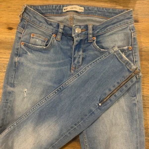 Jeans från Gina Tricot. - Jeans med slitningar från Gina Tricot i modell Kristen. Måttligt använda så i bra skick. Storlek 26/30. Frakt tillkommer💋