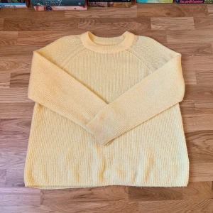 Gul Stickad Tröja - Tröja som är köpt på second hand 🤩 Enkel att styla och väldigt snyggt med uppvikta ärmar. Märke och storlek är okänd men skulle tippa på L! Frakt tillkommer! 