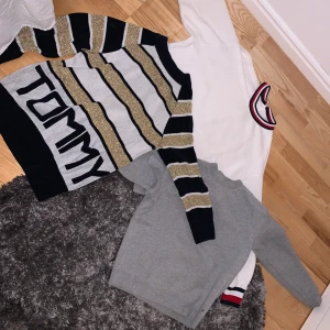Tröjor från Tommy Hilfiger - Här säljs 3 stycken jättefina Tommy Hilfiger tröjor som är äkta. De är knappt använda och därför väldigt fint skick. Säljer som paket men om man bara vill ha en tröja så hör av er, så kan pris diskuteras! Om man vill ha alla 3 tröjor 650+frakt. Alla tröjor är i storlek S/M