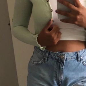 Jättefin cardigan i strl xs-s - Jätte fin mint grön cardigan. Köpt på Tise av tjejen på första bilden. Lite för stor för mig... men så fin. Tjejen jag köpte av sa att hon aldrig har använt den. Meddela mig om ni har frågor. Frakt 22kr elr möts upp i Stockholm 