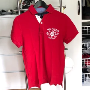 Piké från Tommy Hilfiger Strl. S - Använd 2-3 gånger när den var nyinköpt, sen dess har den legat i garderoben i 4 år. Väldigt bra skick, frakten ingår.