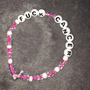 FUCK CANCER ARMBAND - dethär är ett fuck cancer armband som atm kostar 60kr +15kr frakt, vi skänker 85 % av pengarna till cancerfonden, klicka hem ett armband och skänk en slant till cancerforskningen! STORLEK M💗