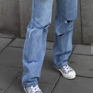 (Lånade bilder)Skitsnygga slutsålda jeans med hål som tyvärr inte passade! Helt oanvända med prislapp kvar! Skriv privat för mer bilder💞 nypris 450 säljer för 300+66 kr frakt🥰 står inte för postens slarv!
