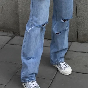 Snygga jeans med hål! - (Lånade bilder)Skitsnygga slutsålda jeans med hål som tyvärr inte passade! Helt oanvända med prislapp kvar! Skriv privat för mer bilder💞 nypris 450 säljer för 300+66 kr frakt🥰 står inte för postens slarv!