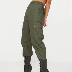 Cargo pants - Snygga khaki cargo byxor som enbart används 1 gång. 