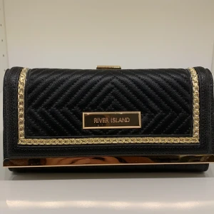 Plånbok/liten väska River Island - Superfin plånbok från River Island. En massa fack och förvaring. Helt oanvänd och i superfint skick. Köparen står för frakten. Fraktar endast.