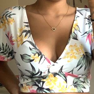 Topp - Fin topp med öppen rigg och framåt, har köpt den i HM för några månader sen, använt några gånger. Fortfarande med ett bra stick🛍🎀😊