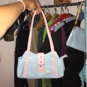 MINI VÄSKA ☠️ - Den här jätte fina väskan är köpt på secondhand. Tyvär är spännet borta där fram men den har ändå ingen funktion! Ganska änvänd av föra ägaren ser det ut!💋