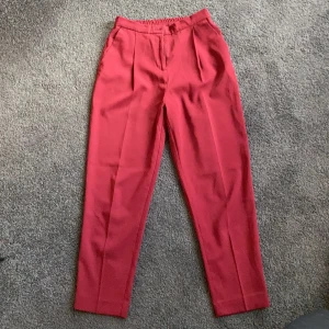 Röda byxor från Monki - Byxorna är samma modell som på bild 2, hur sköna och snygga som helst. De är i stl 34 men passar också mig som har 36. De är inte mycket använda! 100kr plus frakt. 
