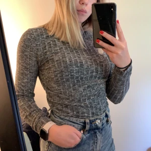 Tröja - Gråmelerad tröja med liten polokrage. Från ONLY och sparsamt använd. Köpare står för frakt💕