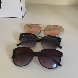 Solglasögon - Solglasögon, lite repor på någon men inget man märker av. 20kr/par. Frakt tillkommer, spårbar. Jag har köp 3 betala för 2 på allt jag säljer🌻