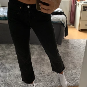 Vintage Levis Jeans - Svarta vintage Levis jeans som passar storlek XS/S. Har klippt av dom själv så att dom går ner till anklarna på mig som är 170cm. Pris: 250kr + frakt.