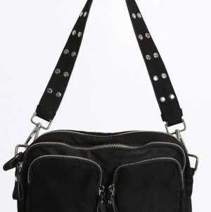 Väska - Säljer denna snygga väska från Gina Tricot då den tyvärr inte kommer till användning längre. Nypris 350kr💞 Buda gärna!! KÖP DIREKT FÖR 230kr!