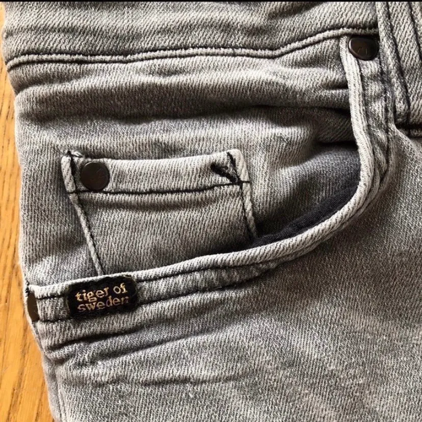 Näst intill oanvända, gråa tiger of Sweden jeans i stl. 27. Kan hämtas upp i Malmö eller fraktas för 88kr. . Jeans & Byxor.