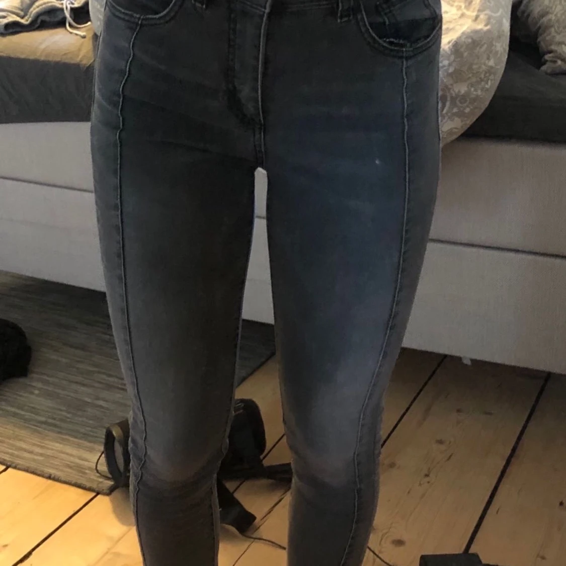Gråa jeans med sömmar
