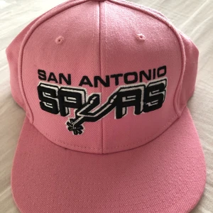 Rosa snapback  - Aldrig använd förutom provad. Justerbar där bak 🧢
