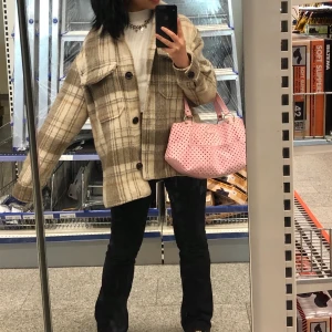 Jacka från bershka  - Supersnygg beige höst/vår & vinterjacka från bershka i strl XS-S men funkar även för M/L beroende på hur man vill att den ska sitta. Buda gärna i kommentererna💗 + 95kr spårbar frakt Avslutar budgivningen på söndag, 30/8, 18:00❤️