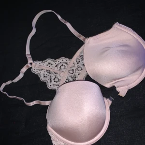 Bh - Rosa med spetts på ryggen! Aldrig använd