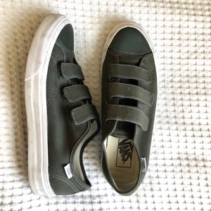 Vans  - Militärgröna vans, med kardborreband. Storlek 40. Nyskick! Använda 1-2ggr. Pris kan diskuteras, bara att skriva :) 