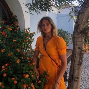 Orange klänning str S - Jätte fin orange klänning från & other stories! Storlek S och i mycket bra skick. Högsta bud: 250kr