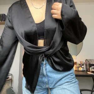 Svart blus Medium - Silkesblus, EUR 40/Medium