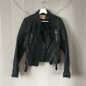 Svart skinnjacka - Chiquelle - En snygg svart skinnjacka köpt för 699kr från chiquelle. Pris kan diskuteras och jag kan mötas upp i Stockholm 