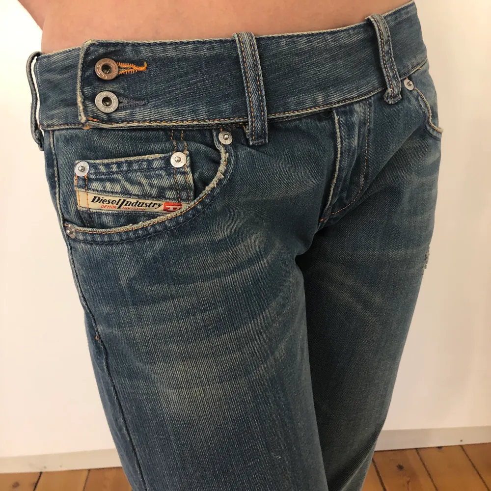 Lågmidjade jeans från Diesel med fint skärp. Det står storlek 29 men passar någon som har waist 25/26. . Jeans & Byxor.
