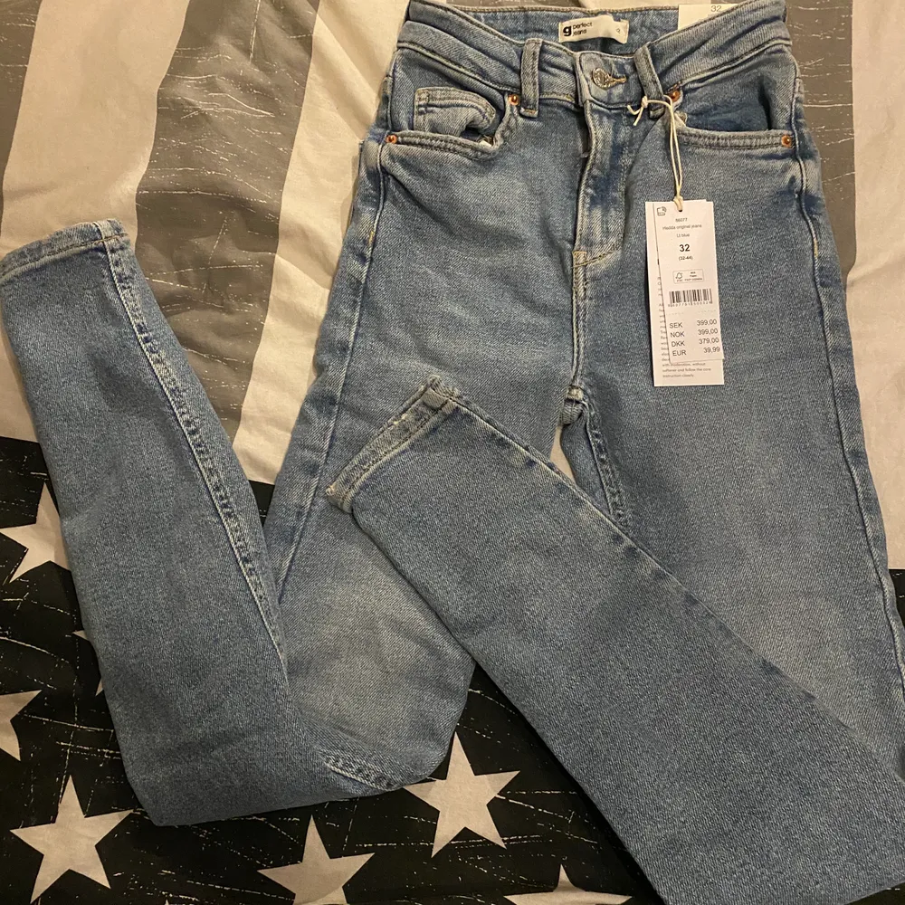 Vanliga ljusa högmidjade jeans från Gina, storlek 32 helt nya! 100kr inklusive frakt. (frakten går på runt 60kr så billiga jeans;)). Jeans & Byxor.