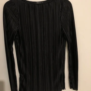 Plisserad topp - Helt oanvänd plisserad topp med slits på sidorna från Gina i strl S, frakt tillkommer!