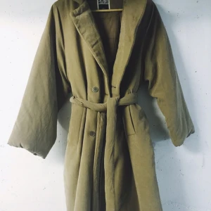  - Beige dunkappa från weekday. 