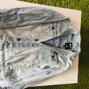 Jeans Jacka Cheap Mondays - Jeans Jacka översize i XS. Säkert passar till någon som brukar ha S. Ganska ny
