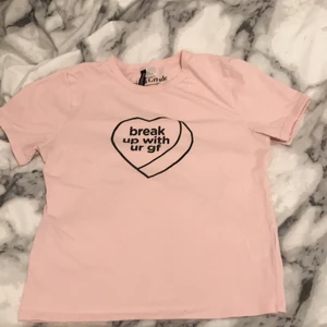 Ariana Grande T-shirt 💕 - En använd Ariana Grande, break up with ur gf t-shirt