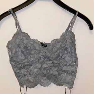 Ljusblå topp - En jättefin ljusblå spelstopp från zara. I fint skick utan några märken eller hål. Helt oanvänd pga fel storlek men väldigt fin om man ska vara extra fin i sommar! Nypris 200 säljer för 50