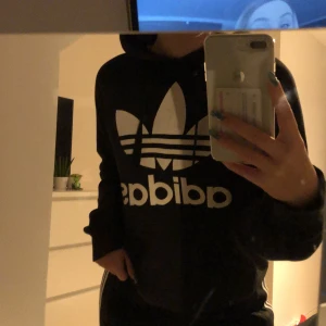 Adidas Originals hoodie  - Lite slitet i trycket som man ser på bilden. 