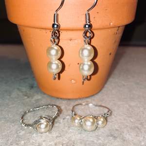 Vita pärlor, örhängen samt två ringar. Köps som ett set. Pris kan diskueras