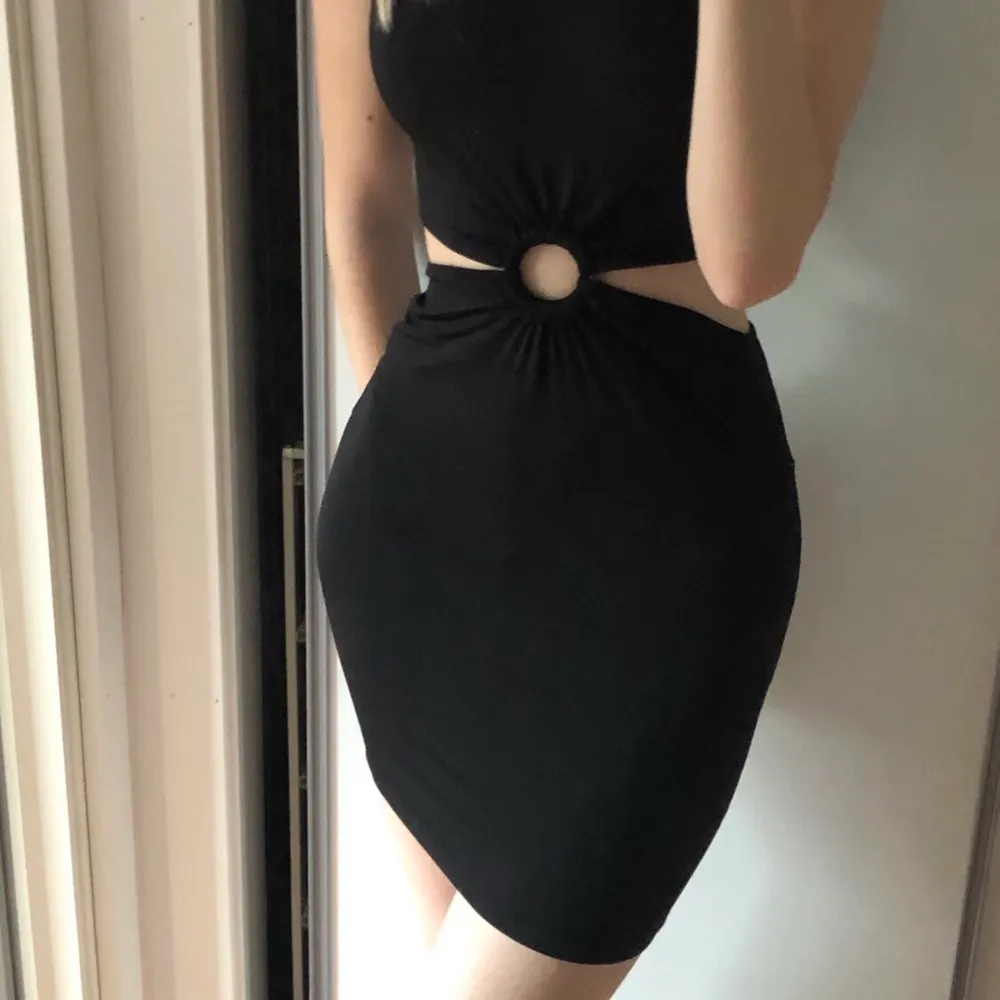 tvådelad svart klänning som jag tycker mycket om men som sällan kommer till användning så den är i nyskick! stretchigt material, XS-M frakt på 45 kr tillkommer 🖤. Klänningar.