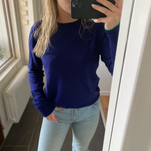 Paul Smith tröja - Helt ny tröja från Paul Smith i en så snygg blå/lila färg. Tröjan har en grön snygg detalj vid slutet av ärmarna (bild 3)💕stl xs men mer som en S