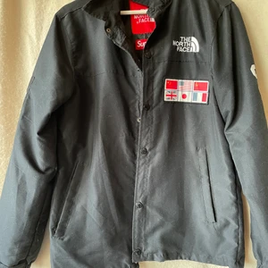 Northface x Supreme - Köpt vintage men i princip helt oanvänd. Själv har jag aldrig använt den. 